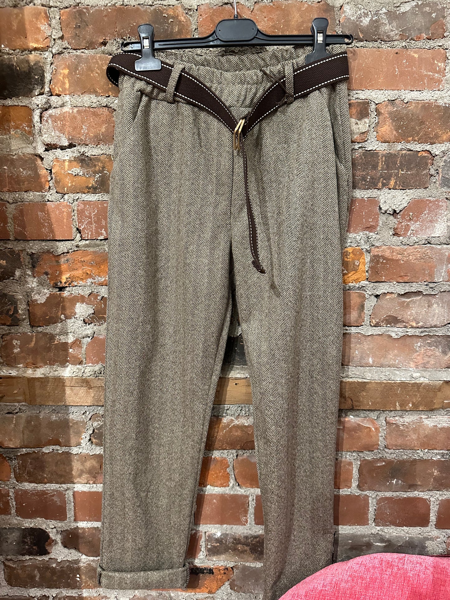 Slim fit herringbone pull on pant -brown