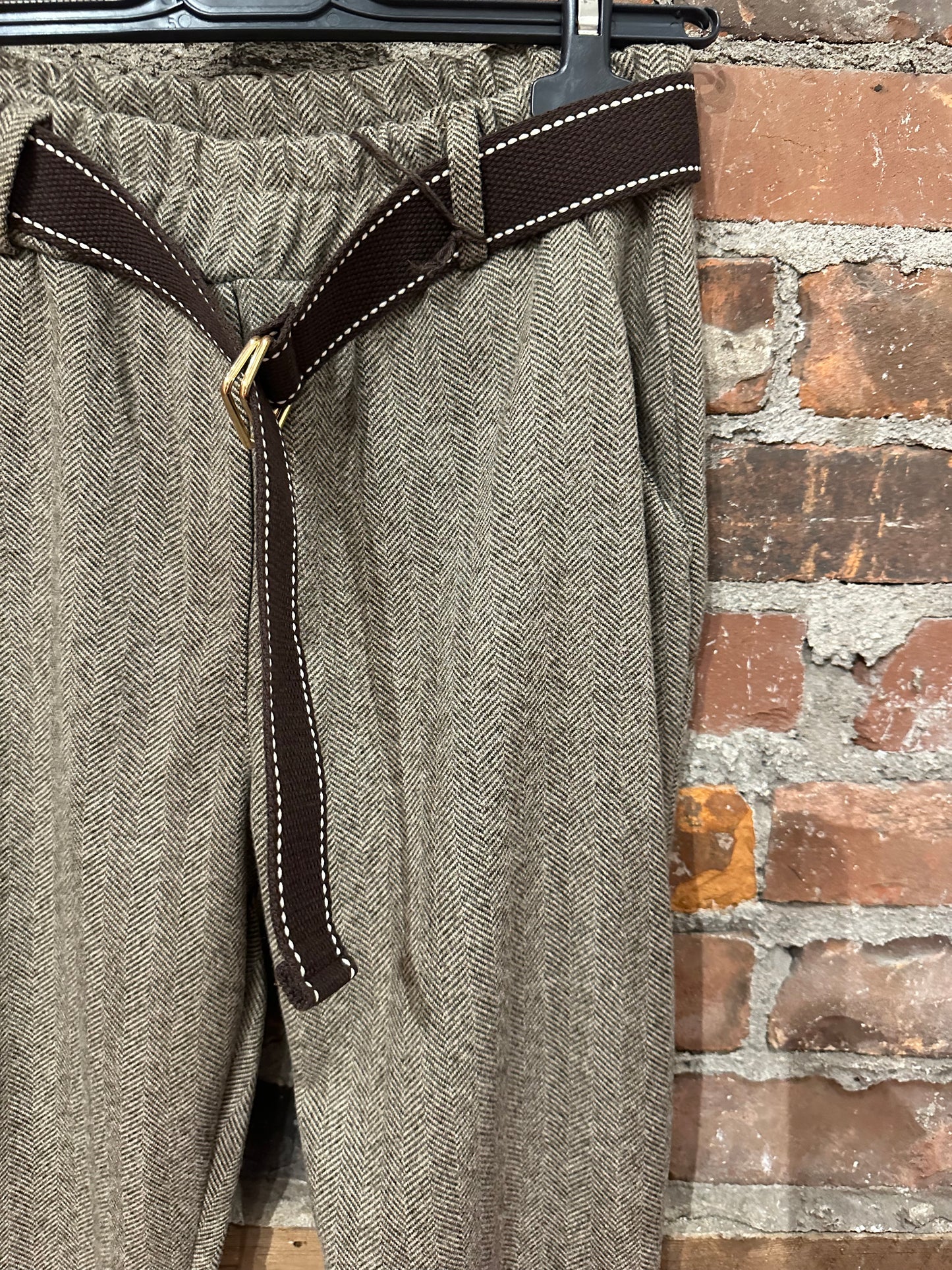 Slim fit herringbone pull on pant -brown